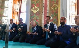 Ekrem İmamoğlu, İstanbul’un Fethi’nin 571. Yıldönümünde, Fatih Sultan Mehmet’i Fatih’teki türbesinde andı